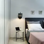 Authentic Πούλα